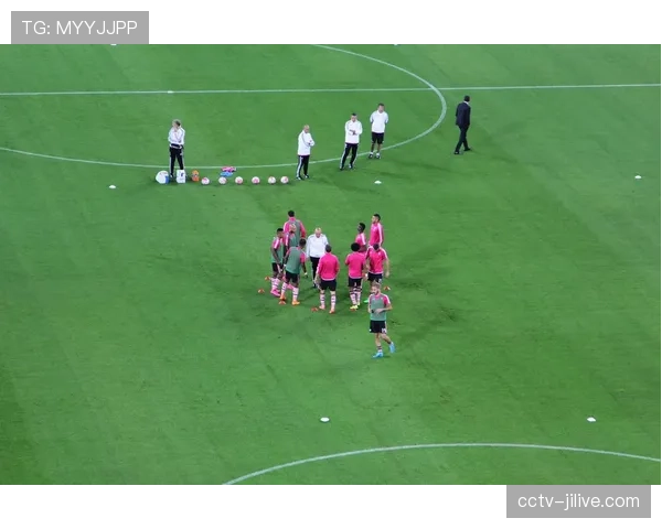 现场：门兴球迷高举“控球无用，进球至上”标语，回应近期球队风格争议